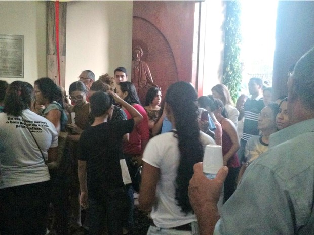 Católicos se aglomeram para passar pela porta da Catedral em Rio Branco  (Foto: Iryá Rodrigues/G1)
