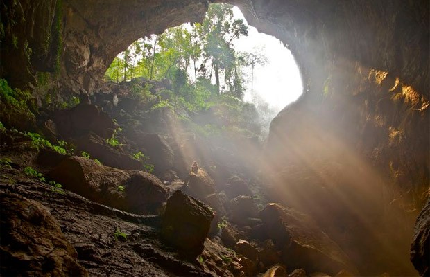 Entrada da caverna Tham Nam Lang (Foto: John Spies)