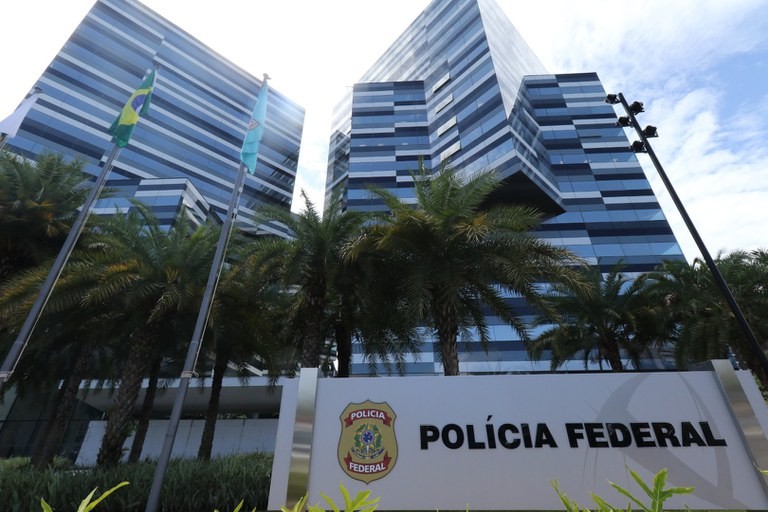 PF faz operação contra grupo suspeito de furtar notebook da corporação, em Brasília