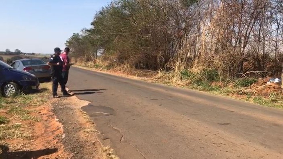 Corpo é encontrado em estrada vicinal de Artur Nogueira — Foto: Mariana Avanzzi/EPTV