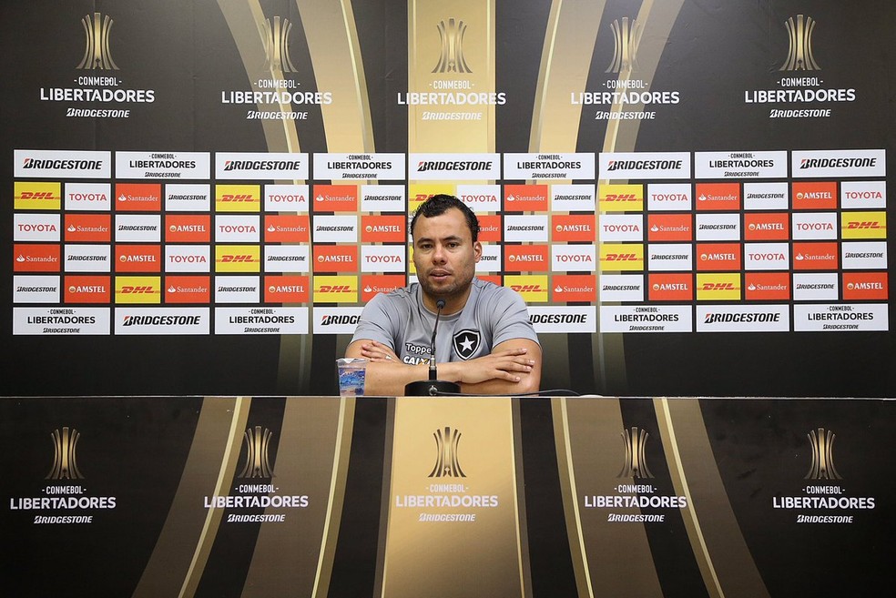 Um sorrideste, mas misterioso de sempre Jair na entrevista coletiva (Foto: Divulgação / Botafogo)