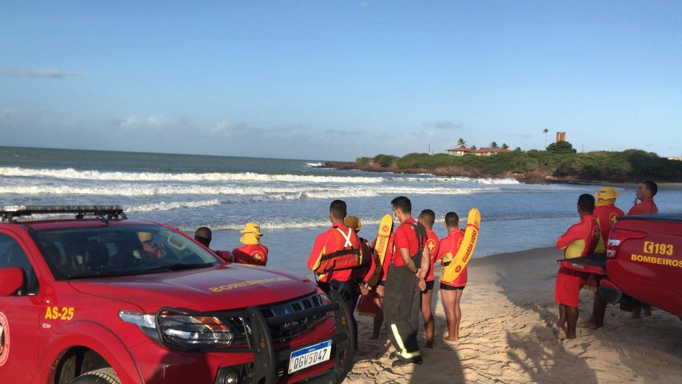 Bombeiros fazem buscas por adolescente que desapareceu enquanto surfava na praia de Miami &mdash; Foto: Geraldo Jer&ocirc;nimo/Inter TV Cabugi