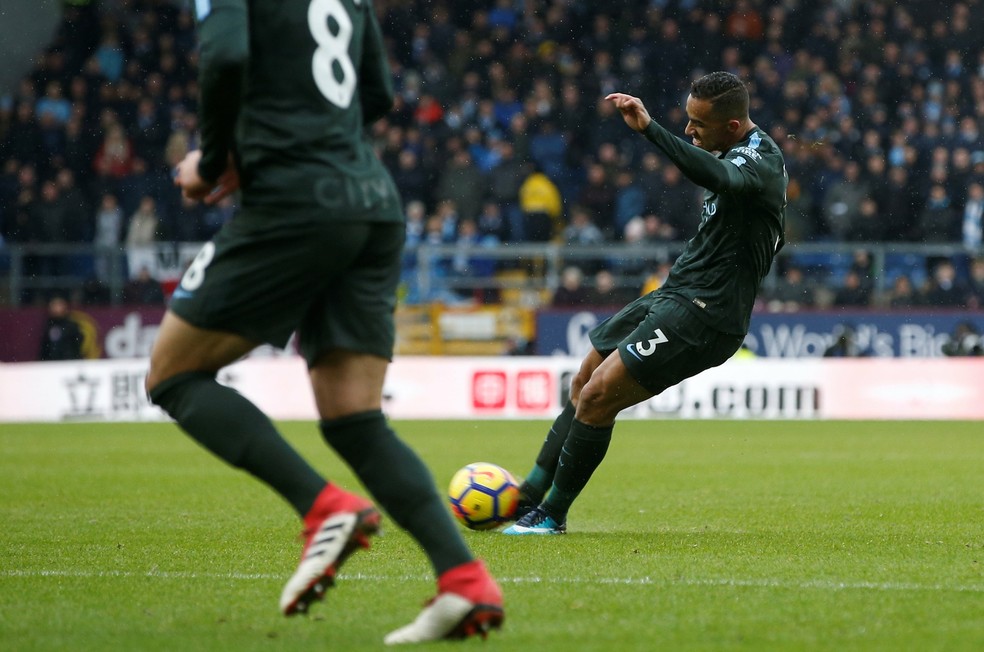 O chute de Danilo no golaço contra o Burnley (Foto: Andrew Yates / Reuters)