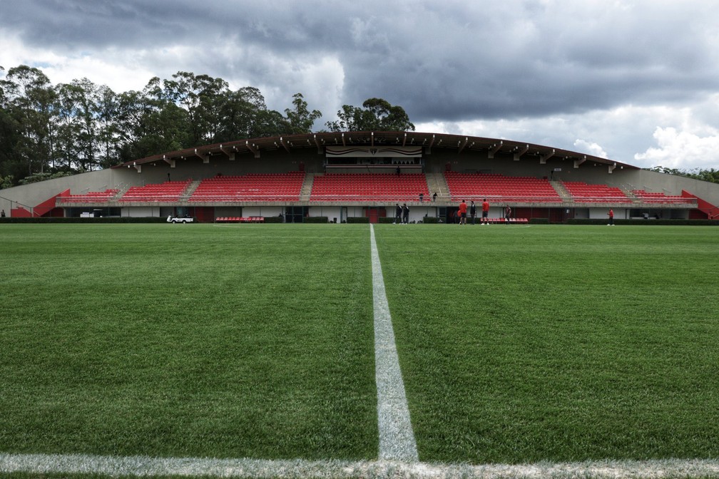 CT de Cotia tem um estádio que recebe os jogos da base — Foto: Romulo Mululo/FlaTV