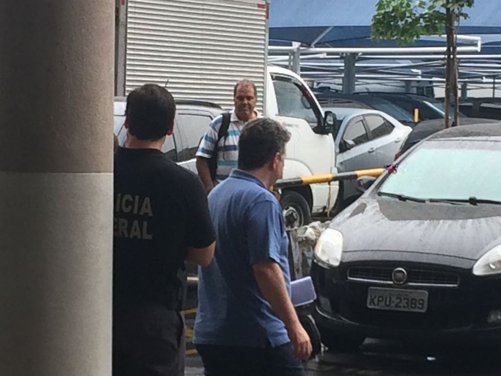 Anthony Garotinho dentro da sede da Polícia Federal, na Zona Portuária do Rio (Foto: Gabriel Barreira/G1)