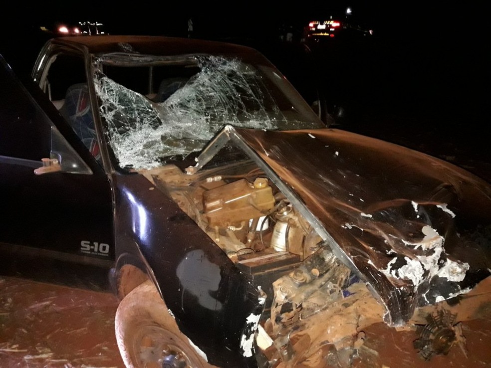 A batida destruiu a frente da caminhonete â Foto: Maicon Junior e Olimar Gamarra/reproduÃ§Ã£o