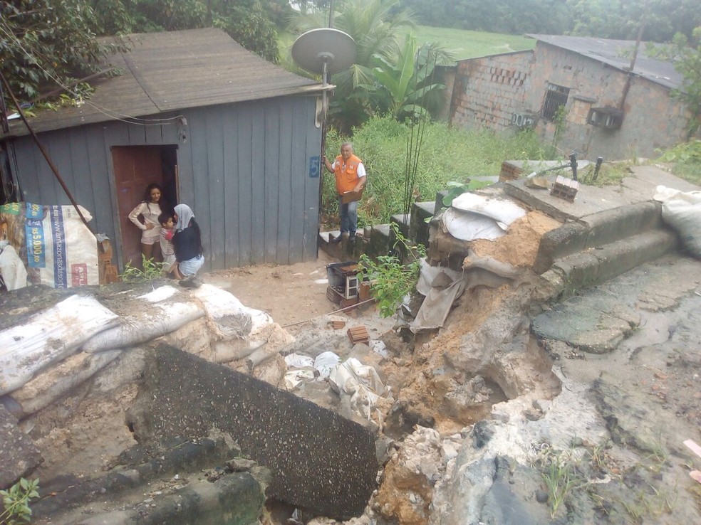 Bueiro rompeu e parte da estrutura atingiu o terreno de uma casa (Foto: Divulgação/Defesa Civil)