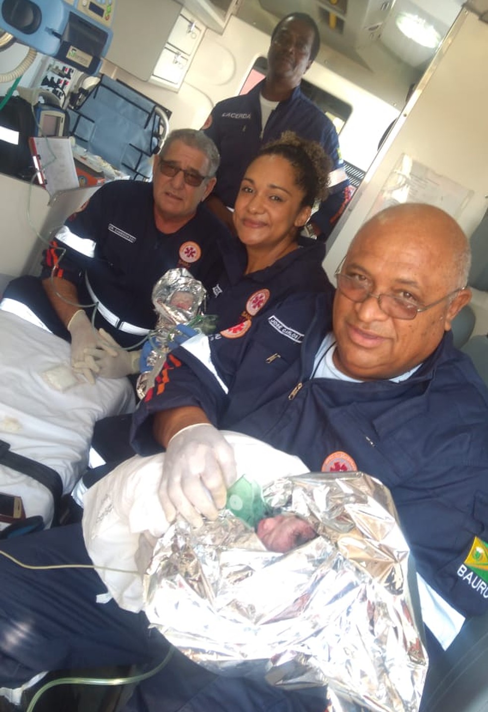 Pouco mais de 48 horas depois, o Samu auxiliou em outro parto de gêmeos em Bauru — Foto: Samu/ Divulgação 