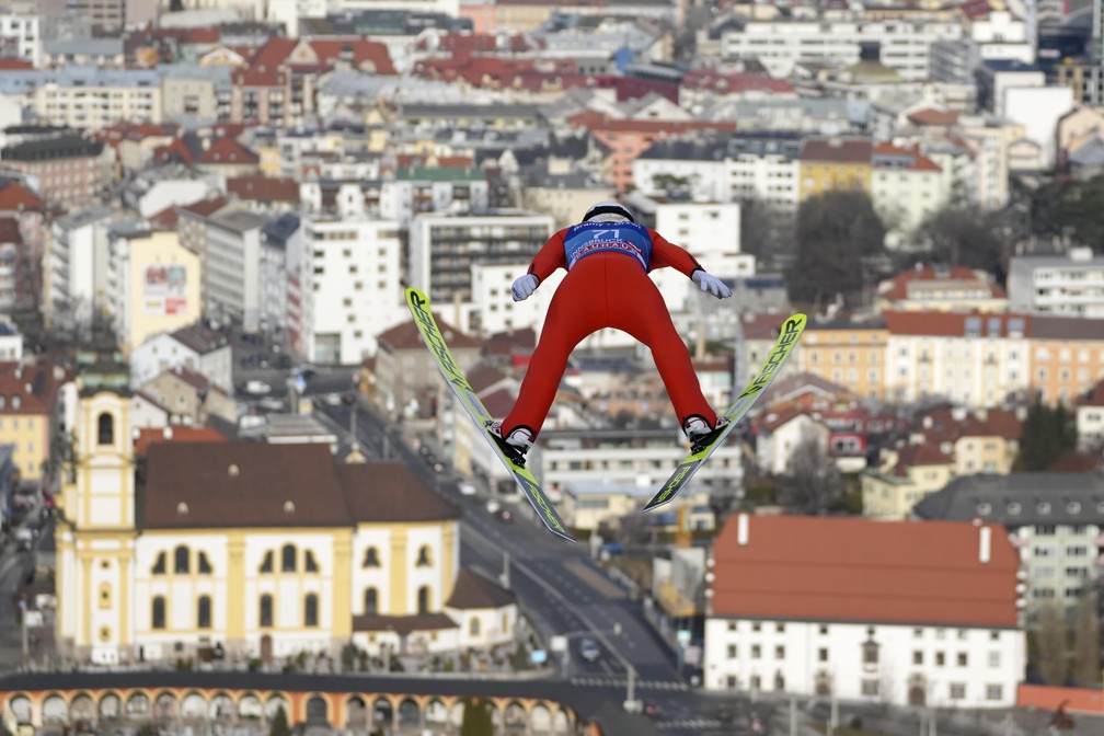 O suíço Killian Peier voa alto durante seu salto experimental na terceira fase do 70º torneio de salto de esqui Four Hills em Innsbruck, na Áustria, nesta segunda-feira (3)   — Foto: Matthias Schrader/AP