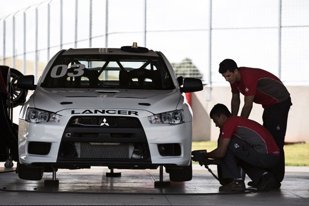 Na Lancer Cup, engenheiros e mecânicos da Mitsubishi fazem todo o trabalho pesado para você (Foto: Christian Castanho)