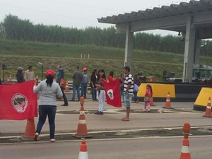 Manifestantes interrompem faixas do pedágio de Monte Castelo (Foto: Autopista Planalto Sul/Divulgação)