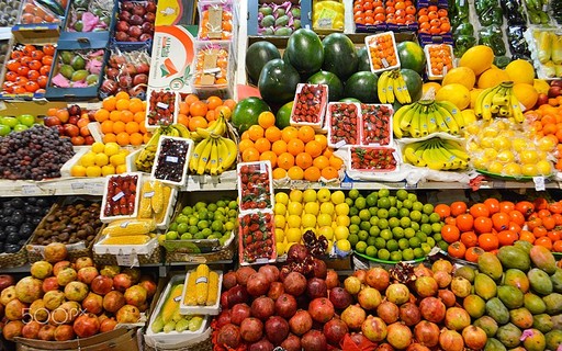 Hortifruti fresco com frutas e legumes