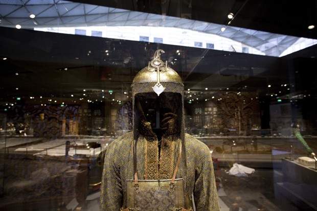 Armadura indiana do século 18 exposta em Paris (Foto: Ed Alcock/The New York Times)