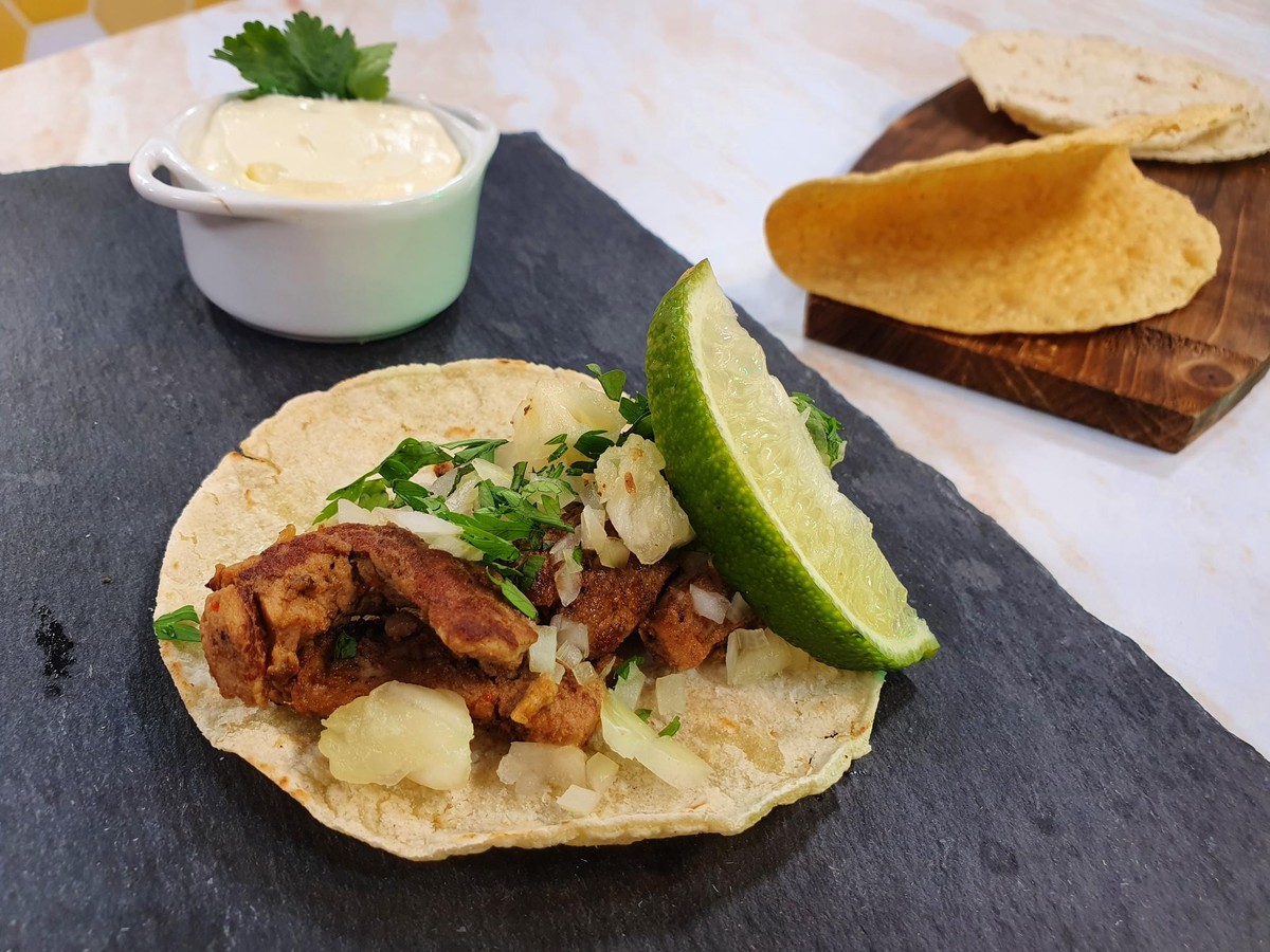 Taco Al Pastor es una comida callejera mexicana que presenta un lomo de cerdo bien sazonado;  aprender |  culinaria 013