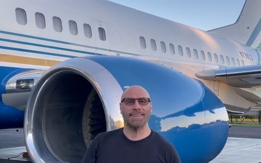John Travolta tira licença para pilotar Boeing 737: "Muito orgulho"