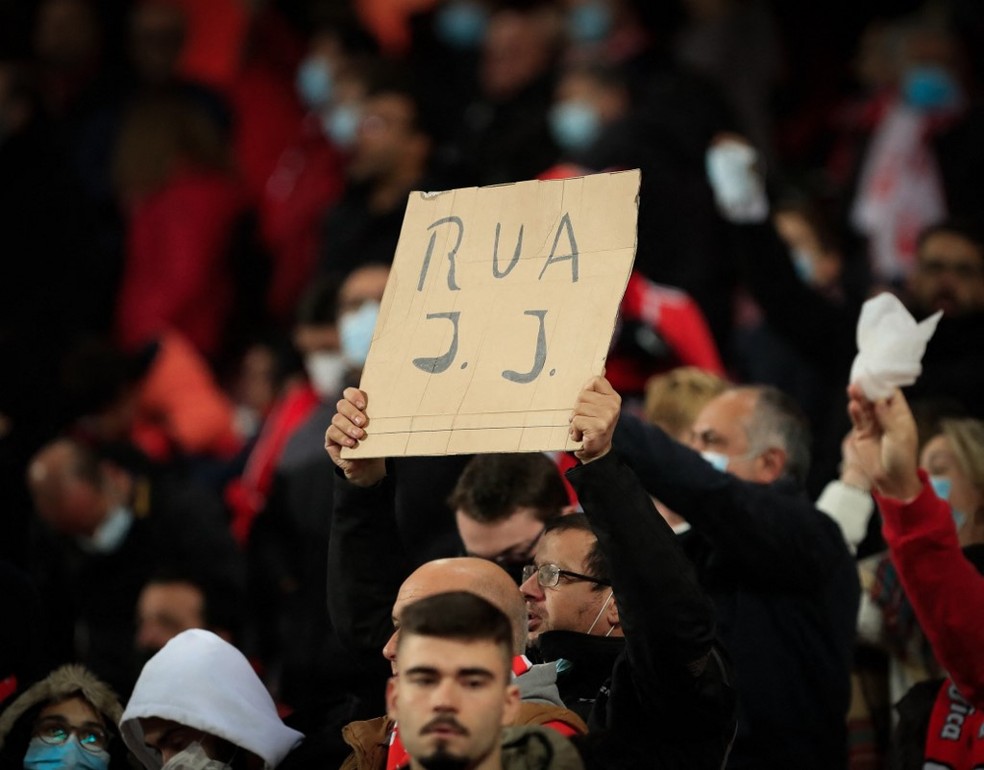 Torcedor do Benfica pede a saída do técnico Jorge Jesus no Estádio da Luz — Foto: PAULO NASCIMENTO / AFP