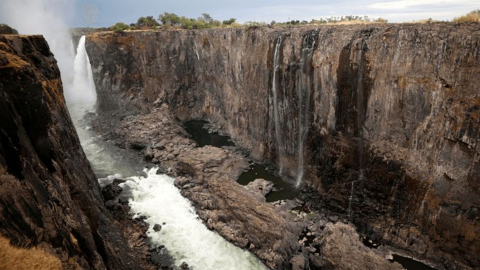 As Cataratas, em dezembro de 2019; grande parte da queda d'água se reduziu a pequenos filetes — Foto: Reuters