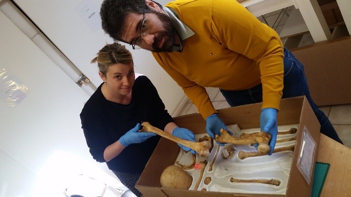 Genevieve Cain y Pedro Andrade con los huesos del hombre que se habría ahogado hace 5.000 años (Foto: Genevieve Cain/James Goff)