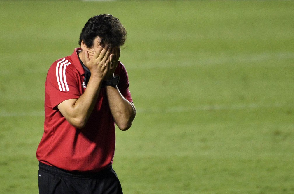 Fernando Diniz, técnico do São Paulo, contra o Bragantino — Foto: Marcos Ribolli