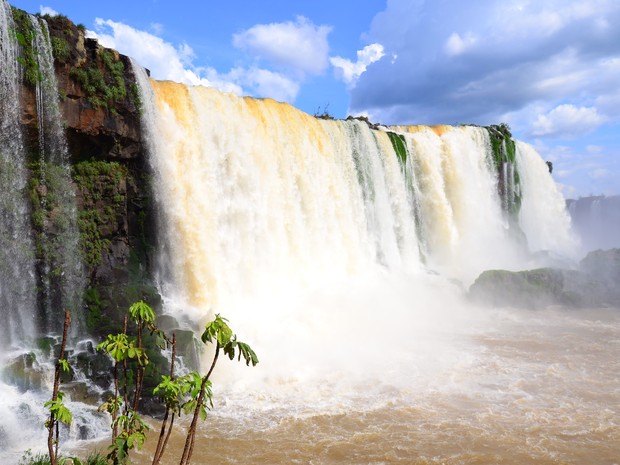 Na segunda-feira (20), vazão oscilou entre 774 mil e 274 mil litros de água por segundo, menos de um quinto do normal (Foto: Cataratas do Iguaçu S.A. / Divulgação)