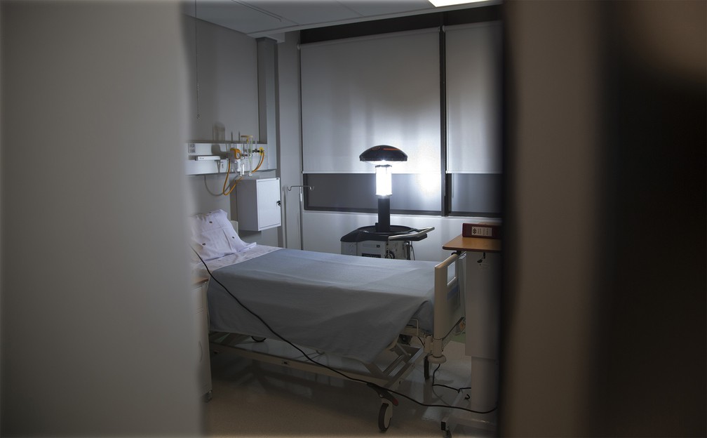 11 de março - Robô esteriliza um quarto de hospital usando pulsos de luz ultravioleta em Joanesburgo, na África do Sul. O Hospital Milpark adotou a medida como precaução contra o novo coronavírus — Foto: Denis Farrell/AP