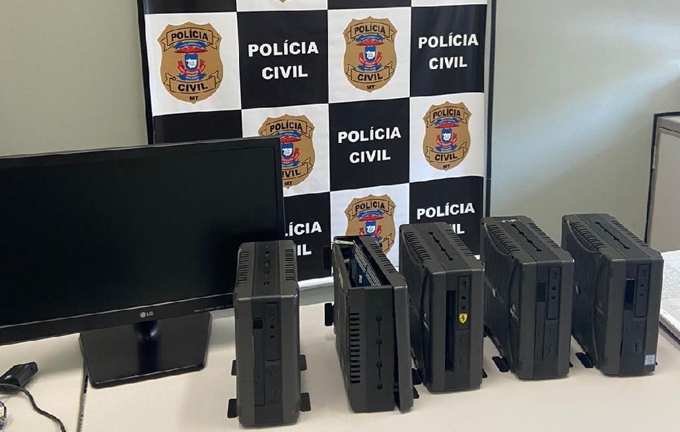 Cinco computadores furtados do Ganha Tempo foram apreendidos pela polícia — Foto: Polícia Civil