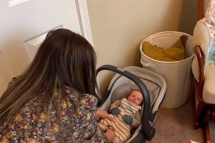 A boneca realista é trasportada, inclusive, em um bebê conforto, como se fosse uma criança de verdade (Foto: Reprodução/Youtube)