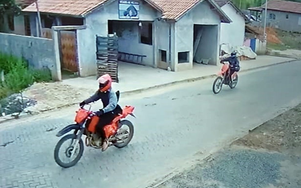 Dois dos suspeitos fugiram nas motocicletas e ainda não foram localizados. — Foto: Reprodução Redes Sociais