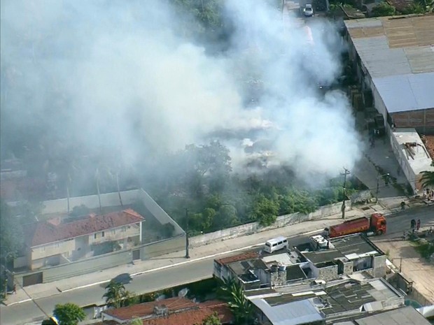 G1 - Incêndio de grandes proporções atinge madeireira no Grande Recife ...