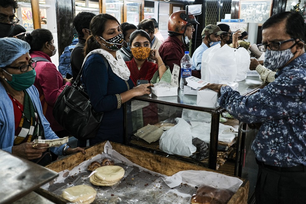 Pessoas se aglomeram em padaria em Calcutá, na Índia, em foto de 18 de dezembro de 2020 — Foto: Bikas Das/AP/Arquivo