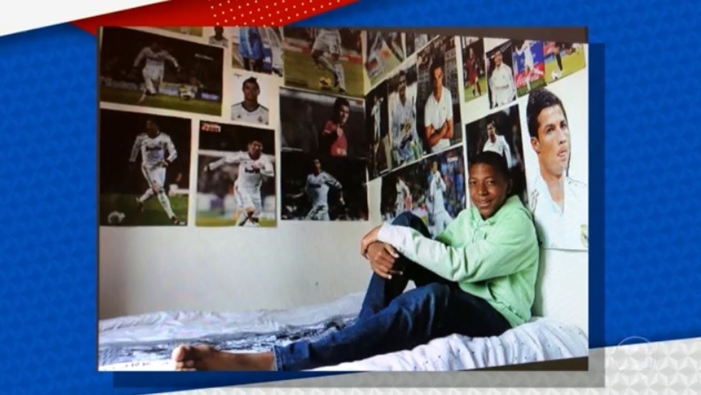 Mbappé adolescente no quarto rodeado por fotos de Cristiano Ronaldo — Foto: Reprodução TV Globo
