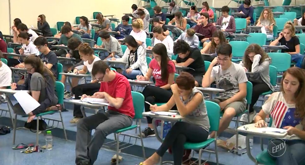 Alunos nas salas durante o primeiro dia da segunda fase da Unicamp (Foto: Reprodução/EPTV)