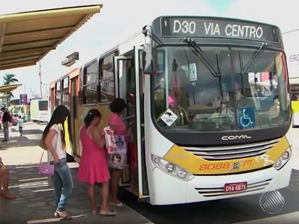 Ônibus da Viação Vitória foram lacrados em fiscalização surpresa da prefeitura (Foto: Reprodução/TV Bahia)