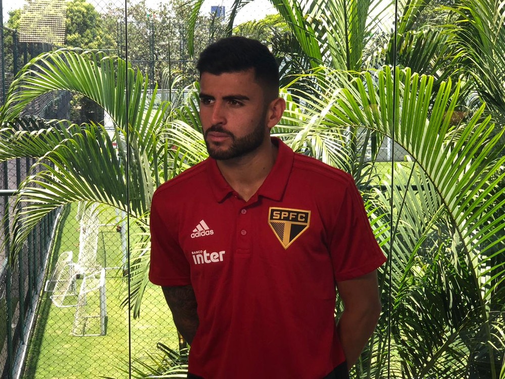 Volante se firma no São Paulo, elogia Jardine e quer título por gratidão ao clube