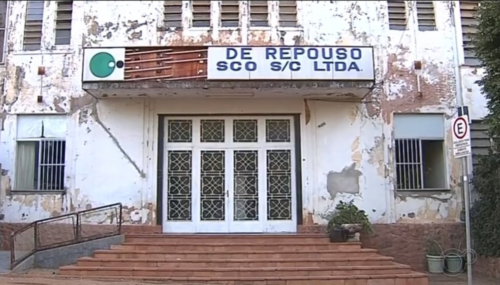 Todos os idosos foram transferidos para o prédio da antiga clínica Dom Bosco; MP diz que só a transferência é insuficiente — Foto: TV TEM/Reprodução