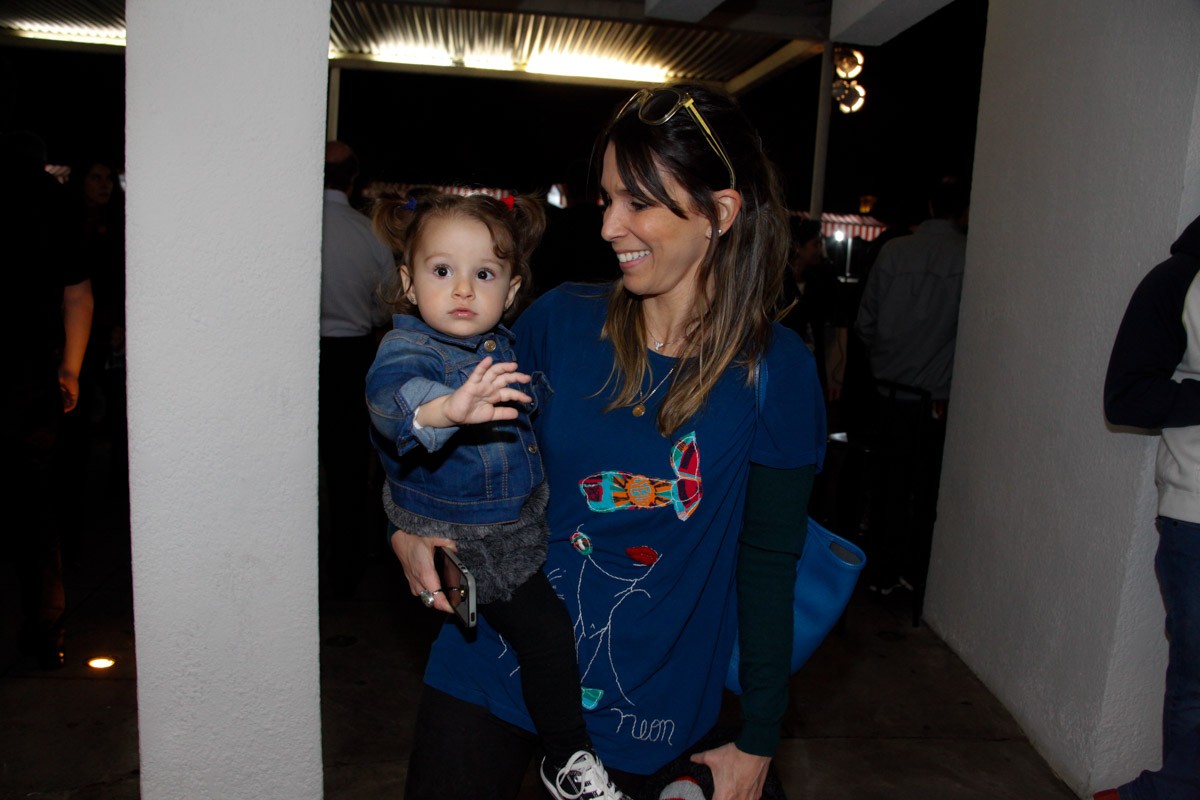 Sarah Oliveira e a filha (Foto: Marcos Ribas/Photo Rio News)