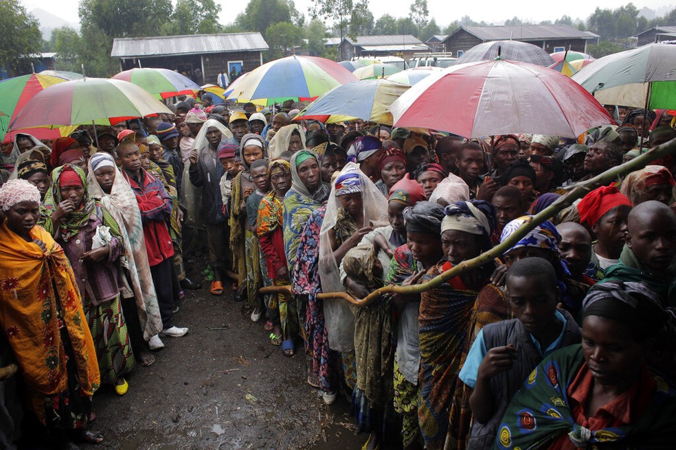 No Congo, pessoas aguardam para receber comida do Programa Mundial de Alimentos da ONU, em imagem de 2012 &mdash; Foto: Jerome Delay/AP