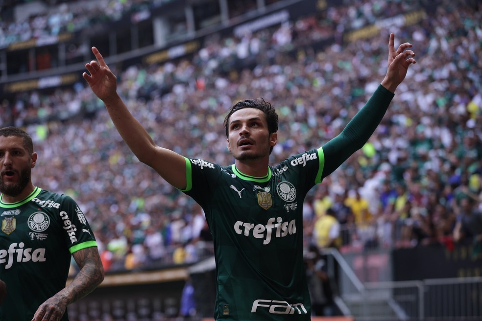Raphael Veiga comemora gol em Palmeiras x Flamengo &mdash; Foto: Ettore Chiereguini/AGIF