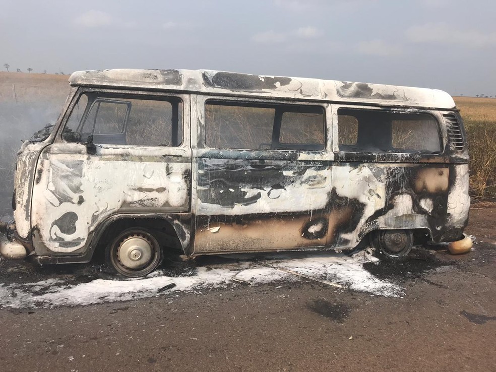 Jovem fica ferida no dia do aniversÃ¡rio apÃ³s kombi pegar fogo, em rodovia de MS. â Foto: Corpo de Bombeiros/DivulgaÃ§Ã£o