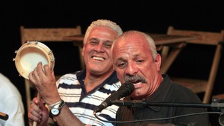 Dinamite e ex-jogador Júnior tocando juntos em roda de samba no bar Bom Sujeito, em 2009 — Foto: Fabiano Rocha / Agência O Globo