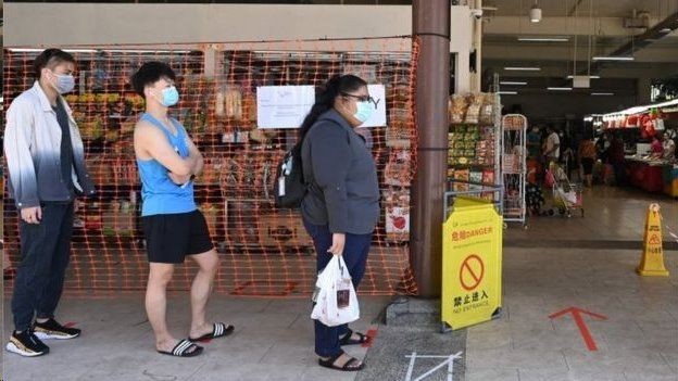 Pessoas que trabalham com vendas, como em supermercados, estavam entre as mais afetadas nos primeiros dias do surto (Foto: Getty Images via BBC News)