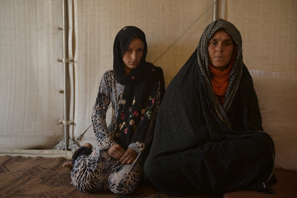 Habibeh (à esquerda), que vive com sua mãe Rabia no campo de deslocados de Zaimat, deveria ter se juntado à família de seu futuro esposo há um mês. Foto tirada em 17 de outubro de 2021 em Qala- i-Naw, na província de Badghis, no Afeganistão — Foto: Hoshang Hashimi/AFP