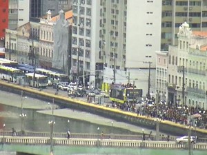 Grupo seguiu pela Rua da Aurora em direção ao Palácio do Campo das Princesas, no Recife (Foto: TV Globo/Reprodução)