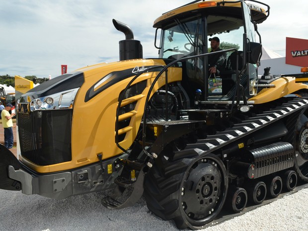 Trator Challenger MT875E é vendido por até R$ 2 milhões (Foto: Adriano Oliveira/G1)