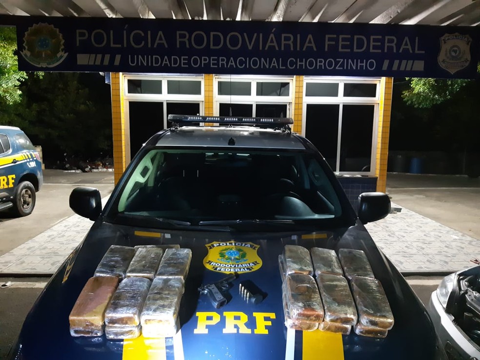  Idoso é preso com mais de 40 kg de cocaína na BR-116 em Chorozinho, Região Metropolitana de Fortaleza — Foto: Divulgação/PRF