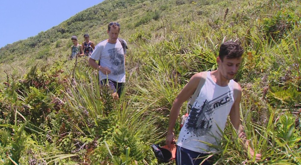 Vigilante Jocimar levou a família pra conhecer a Caverna do Pântano do Sul — Foto: Reprodução/ NSC TV