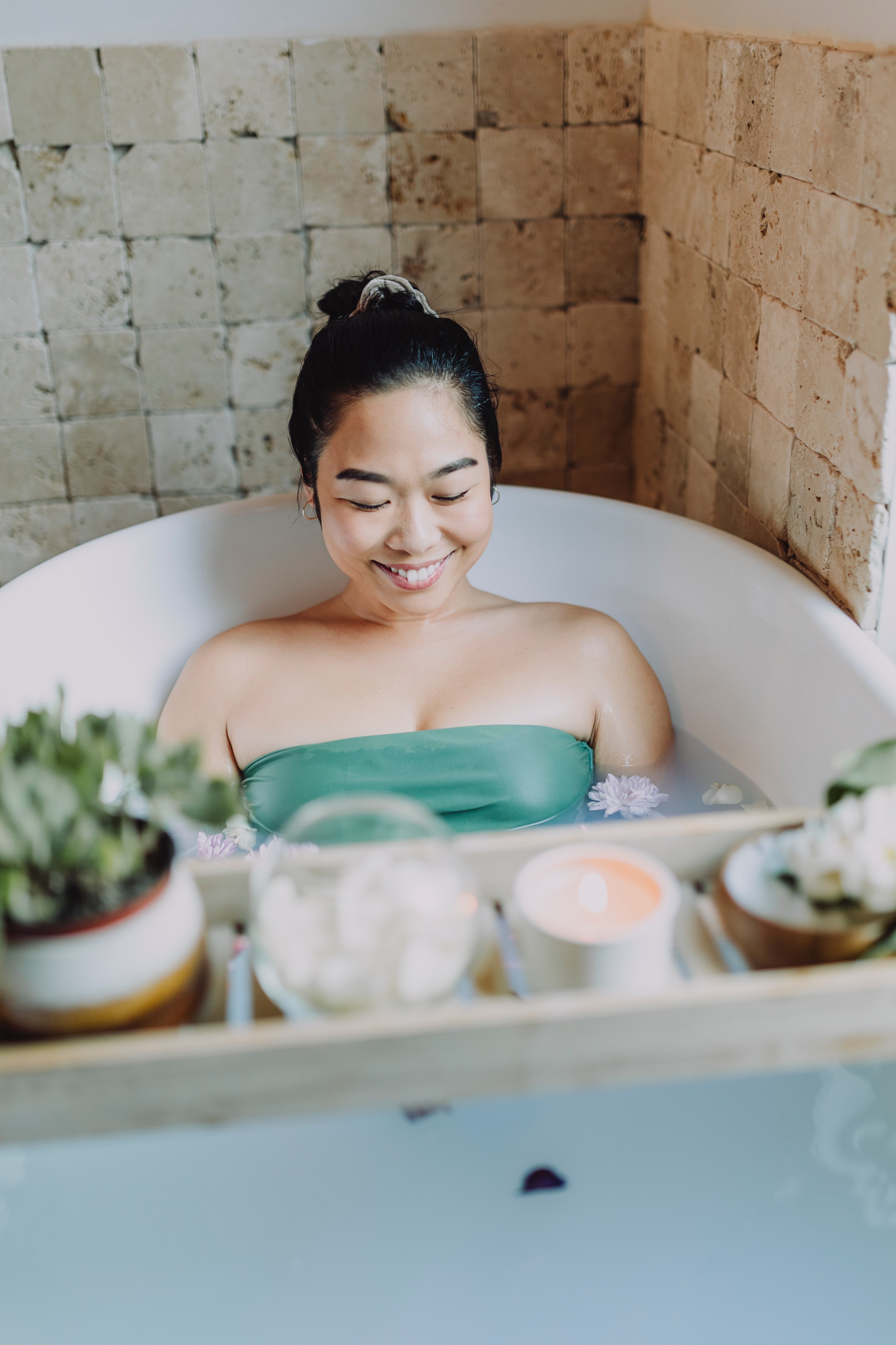 Aproveite o momento do banho para relaxar e aproveitar os benefícios da aromaterapia (Foto: Pexels)