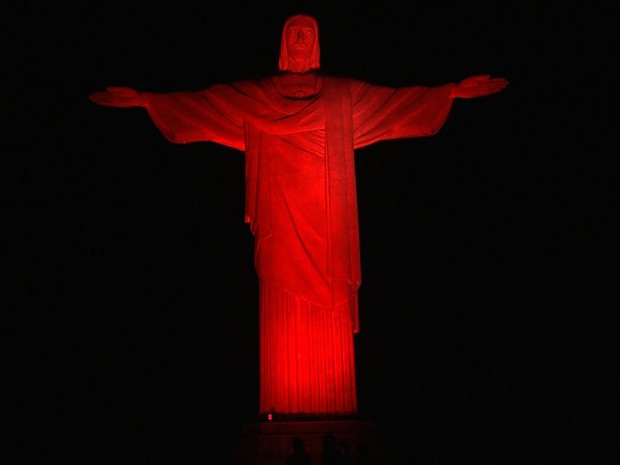 Cristo se 'veste' de vermelho pelo Dia Mundial do Doador de Sangue (Foto: Divulgação/Cinerama Brasilis)