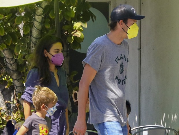 Ashton Kutcher and Mila Kunis with their children (Photo: The Grosby Group)