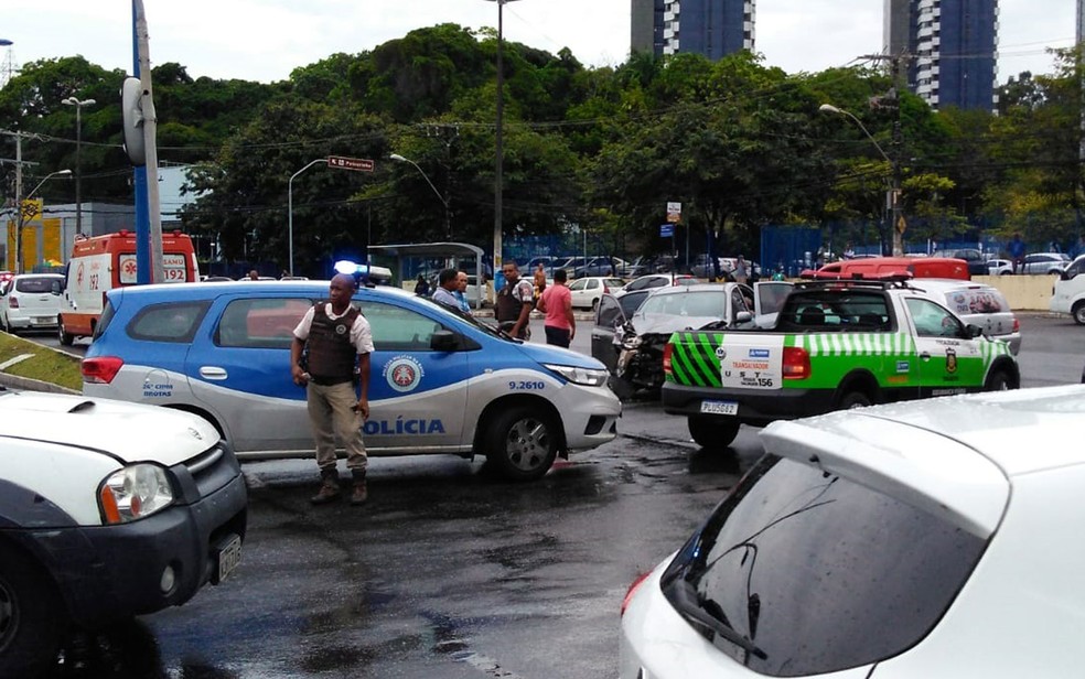 Batida na Avenida Vasco da Gama, na manhã desta quinta-feira (23), em Salvador — Foto: Jefté Rodrigues/TV Bahia